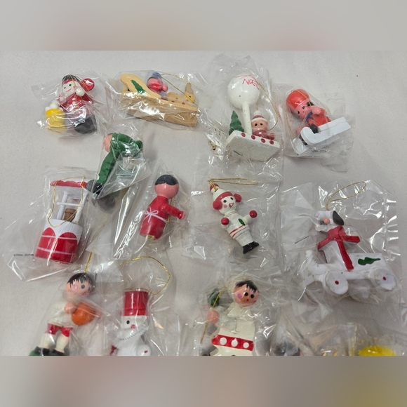 Vintage Ornament Lot Taiwan Painted Wood 19 Sealed In Plastic 20th Century Decor - Picture 3 of 11